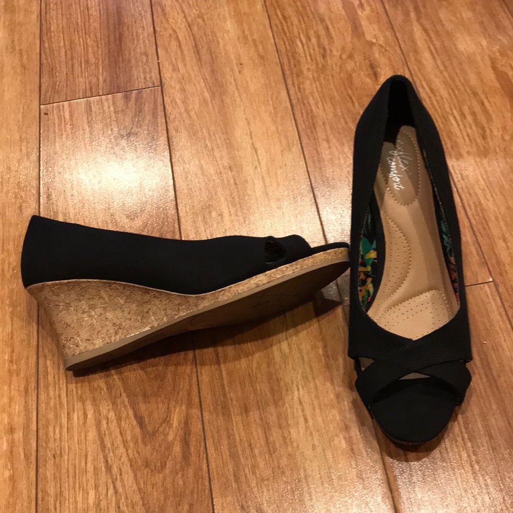 Comfortable black Wedges